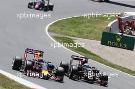 Daniel Ricciardo (AUS) Red Bull Racing RB11 and Romain Grosjean (FRA) Lotus F1 E23 battle for position. 10.05.2015. Formula 1 World Championship, Rd 5, Spanish Grand Prix, Barcelona, Spain, Race Day.