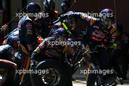 Scuderia Toro Rosso mechanics during pitstop 10.05.2015. Formula 1 World Championship, Rd 5, Spanish Grand Prix, Barcelona, Spain, Race Day.