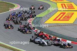 Max Verstappen (NLD) Scuderia Toro Rosso STR10 and Felipe Massa (BRA) Williams FW37 at the start of the race. 10.05.2015. Formula 1 World Championship, Rd 5, Spanish Grand Prix, Barcelona, Spain, Race Day.