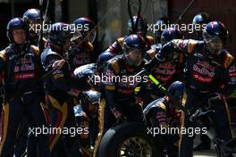 Scuderia Toro Rosso mechanics during pitstop 10.05.2015. Formula 1 World Championship, Rd 5, Spanish Grand Prix, Barcelona, Spain, Race Day.