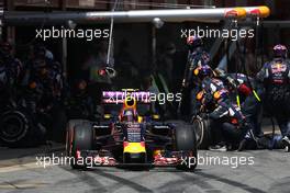 Daniil Kvyat (RUS), Red Bull Racing during pitstop 10.05.2015. Formula 1 World Championship, Rd 5, Spanish Grand Prix, Barcelona, Spain, Race Day.