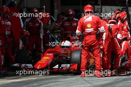 Sebastian Vettel (GER), Scuderia Ferrari during pitstop 10.05.2015. Formula 1 World Championship, Rd 5, Spanish Grand Prix, Barcelona, Spain, Race Day.