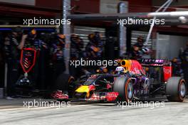 Daniel Ricciardo (AUS), Red Bull Racing during pitstop 10.05.2015. Formula 1 World Championship, Rd 5, Spanish Grand Prix, Barcelona, Spain, Race Day.