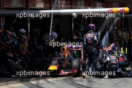 Daniil Kvyat (RUS), Red Bull Racing during pitstop 10.05.2015. Formula 1 World Championship, Rd 5, Spanish Grand Prix, Barcelona, Spain, Race Day.