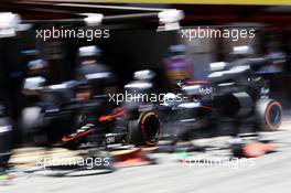 Fernando Alonso (ESP) McLaren MP4-30 retired from the race after he overshot his pit box making a pit stop. 10.05.2015. Formula 1 World Championship, Rd 5, Spanish Grand Prix, Barcelona, Spain, Race Day.