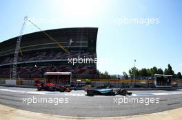 Lewis Hamilton (GBR) Mercedes AMG F1 W06 and Daniil Kvyat (RUS) Red Bull Racing RB11. 09.05.2015. Formula 1 World Championship, Rd 5, Spanish Grand Prix, Barcelona, Spain, Qualifying Day.