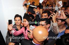 Sergio Perez (MEX) Sahara Force India F1 with fans. 21.01.2015.  Force India F1 Team Livery Reveal, Soumaya Museum, Mexico City, Mexico.