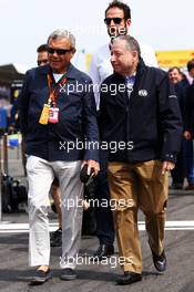 (L to R): Sir Martin Sorrell (GBR) WPP CEO with Jean Todt (FRA) FIA President on the grid. 05.07.2015. Formula 1 World Championship, Rd 9, British Grand Prix, Silverstone, England, Race Day.