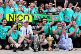 Race winner Lewis Hamilton (GBR) Mercedes AMG F1 celebrates with team mate Nico Rosberg (GER) Mercedes AMG F1, his mother Carmen Lockhart (GBR), and the team. 05.07.2015. Formula 1 World Championship, Rd 9, British Grand Prix, Silverstone, England, Race Day.