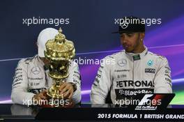 (L to R): Nico Rosberg (GER) Mercedes AMG F1 and Lewis Hamilton (GBR) Mercedes AMG F1 in the FIA Press Conference. 05.07.2015. Formula 1 World Championship, Rd 9, British Grand Prix, Silverstone, England, Race Day.