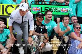 Race winner Lewis Hamilton (GBR) Mercedes AMG F1 celebrates with team mate Nico Rosberg (GER) Mercedes AMG F1, his mother Carmen Lockhart (GBR), and the team. 05.07.2015. Formula 1 World Championship, Rd 9, British Grand Prix, Silverstone, England, Race Day.