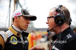 Pastor Maldonado (VEN) Lotus F1 Team with Mark Slade (GBR) Lotus F1 Team Race Engineer on the grid. 05.07.2015. Formula 1 World Championship, Rd 9, British Grand Prix, Silverstone, England, Race Day.