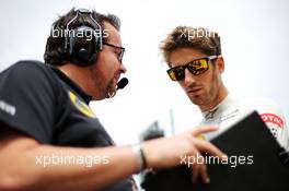 (L to R): Julien Simon-Chautemps (FRA) Lotus F1 Team Race Engineer with Romain Grosjean (FRA) Lotus F1 Team on the grid. 05.07.2015. Formula 1 World Championship, Rd 9, British Grand Prix, Silverstone, England, Race Day.