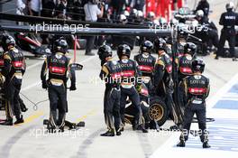 Lotus F1 Team mechanics in the pits at the start of the race. 05.07.2015. Formula 1 World Championship, Rd 9, British Grand Prix, Silverstone, England, Race Day.