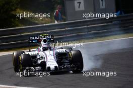 Valtteri Bottas (FIN) Williams FW37 locks up under braking. 26.07.2015. Formula 1 World Championship, Rd 10, Hungarian Grand Prix, Budapest, Hungary, Race Day.