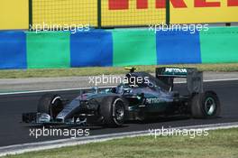 Nico Rosberg (GER) Mercedes AMG F1 W06 with a puncture. 26.07.2015. Formula 1 World Championship, Rd 10, Hungarian Grand Prix, Budapest, Hungary, Race Day.