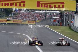 Daniil Kvyat (RUS), Red Bull Racing and Pastor Maldonado (VEN), Lotus F1 Team  26.07.2015. Formula 1 World Championship, Rd 10, Hungarian Grand Prix, Budapest, Hungary, Race Day.