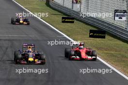 Daniel Ricciardo (AUS), Red Bull Racing and Kimi Raikkonen (FIN), Scuderia Ferrari  26.07.2015. Formula 1 World Championship, Rd 10, Hungarian Grand Prix, Budapest, Hungary, Race Day.