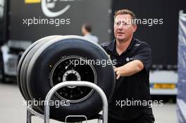 Lotus F1 Team mechanic with Pirelli tyres. 04.09.2015. Formula 1 World Championship, Rd 12, Italian Grand Prix, Monza, Italy, Practice Day.