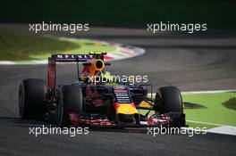 Daniil Kvyat (RUS) Red Bull Racing RB11 with flow-vis paint on his helmet. 04.09.2015. Formula 1 World Championship, Rd 12, Italian Grand Prix, Monza, Italy, Practice Day.
