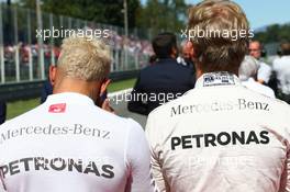 (L to R): Lewis Hamilton (GBR) Mercedes AMG F1 and Nico Rosberg (GER) Mercedes AMG F1 as the grid observes the national anthem. 06.09.2015. Formula 1 World Championship, Rd 12, Italian Grand Prix, Monza, Italy, Race Day.