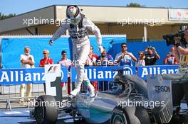 Rew Lewis Hamilton (GBR) Mercedes AMG F1 celebrates in parc ferme. 06.09.2015. Formula 1 World Championship, Rd 12, Italian Grand Prix, Monza, Italy, Race Day.