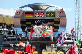(L to R): Race winner Lewis Hamilton (GBR) Mercedes AMG F1 and second placed Sebastian Vettel (GER) Ferrari celebrate on the podium. 06.09.2015. Formula 1 World Championship, Rd 12, Italian Grand Prix, Monza, Italy, Race Day.