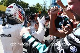 Race winner Lewis Hamilton (GBR) Mercedes AMG F1 celebrates with the team in parc ferme. 06.09.2015. Formula 1 World Championship, Rd 12, Italian Grand Prix, Monza, Italy, Race Day.