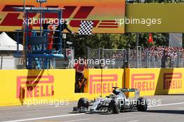 Race winner Lewis Hamilton (GBR) Mercedes AMG F1 W06 takes the chequered flag at the end of the race. 06.09.2015. Formula 1 World Championship, Rd 12, Italian Grand Prix, Monza, Italy, Race Day.