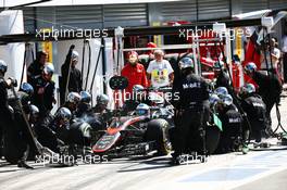 Fernando Alonso (ESP) McLaren MP4-30 makes a pit stop. 06.09.2015. Formula 1 World Championship, Rd 12, Italian Grand Prix, Monza, Italy, Race Day.