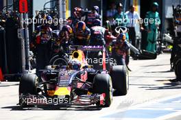 Daniel Ricciardo (AUS) Red Bull Racing RB11 makes a pit stop. 06.09.2015. Formula 1 World Championship, Rd 12, Italian Grand Prix, Monza, Italy, Race Day.