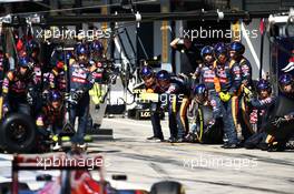 Carlos Sainz Jr (ESP) Scuderia Toro Rosso STR10 makes a pit stop. 06.09.2015. Formula 1 World Championship, Rd 12, Italian Grand Prix, Monza, Italy, Race Day.