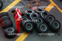 Ferrari mechanic with Pirelli tyres. 05.09.2015. Formula 1 World Championship, Rd 12, Italian Grand Prix, Monza, Italy, Qualifying Day.