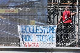 A banner for Bernie Ecclestone (GBR) from fans. 05.09.2015. Formula 1 World Championship, Rd 12, Italian Grand Prix, Monza, Italy, Qualifying Day.
