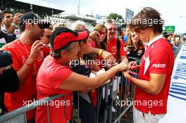 Roberto Merhi (ESP) Manor Marussia F1 Team signs autographs for the fans. 03.09.2015. Formula 1 World Championship, Rd 12, Italian Grand Prix, Monza, Italy, Preparation Day.