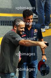 Daniel Ricciardo (AUS) Red Bull Racing with a fan. 03.09.2015. Formula 1 World Championship, Rd 12, Italian Grand Prix, Monza, Italy, Preparation Day.