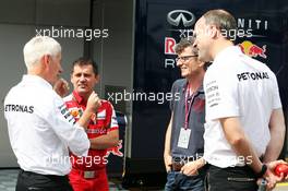 Chris Dyer (AUS) (Centre) with Geoff Willis (GBR) Mercedes AMG F1 Technology Director (Left). 03.09.2015. Formula 1 World Championship, Rd 12, Italian Grand Prix, Monza, Italy, Preparation Day.