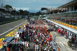 The fans in the pits. 03.09.2015. Formula 1 World Championship, Rd 12, Italian Grand Prix, Monza, Italy, Preparation Day.