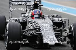 Daniil Kvyat (RUS) Red Bull Racing RB11 running without a front wing. 02.02.2015. Formula One Testing, Day Two, Jerez, Spain.