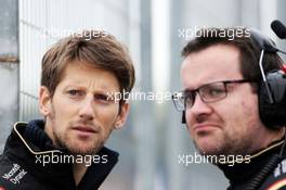 Romain Grosjean (FRA) Lotus F1 Team with Julien Simon-Chautemps (FRA) Lotus F1 Team Race Engineer. 02.02.2015. Formula One Testing, Day Two, Jerez, Spain.