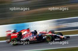 Carlos Sainz Jr (ESP) Scuderia Toro Rosso STR10 passes Kimi Raikkonen (FIN) Ferrari SF15-T. 03.02.2015. Formula One Testing, Day Three, Jerez, Spain.