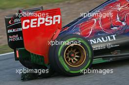 Carlos Sainz Jr (ESP) Scuderia Toro Rosso STR10 running flow-vis paint on the rear wing and some plastic dragging underneath the car. 03.02.2015. Formula One Testing, Day Three, Jerez, Spain.