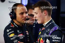 (L to R): Gianpiero Lambiase (ITA) Red Bull Racing Engineer with Daniil Kvyat (RUS) Red Bull Racing. 25.09.2015. Formula 1 World Championship, Rd 14, Japanese Grand Prix, Suzuka, Japan, Practice Day.