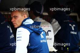 Valtteri Bottas (FIN) Williams on the pit gantry. 25.09.2015. Formula 1 World Championship, Rd 14, Japanese Grand Prix, Suzuka, Japan, Practice Day.