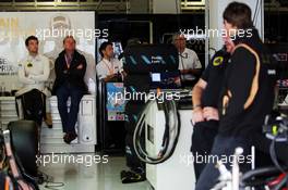 (L to R): Jolyon Palmer (GBR) Lotus F1 Team Test and Reserve Driver with his father Jonathan Palmer (GBR). 25.09.2015. Formula 1 World Championship, Rd 14, Japanese Grand Prix, Suzuka, Japan, Practice Day.