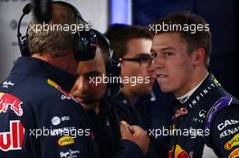 (L to R): Dr Helmut Marko (AUT) Red Bull Motorsport Consultant with Gianpiero Lambiase (ITA) Red Bull Racing Engineer and Daniil Kvyat (RUS) Red Bull Racing. 25.09.2015. Formula 1 World Championship, Rd 14, Japanese Grand Prix, Suzuka, Japan, Practice Day.