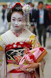 A woman in traditional geisha costume. 25.09.2015. Formula 1 World Championship, Rd 14, Japanese Grand Prix, Suzuka, Japan, Practice Day.