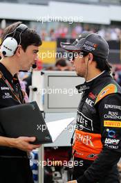 Sergio Perez (MEX) Sahara Force India F1 with Tim Wright (GBR) Sahara Force India F1 Team Race Engineer on the grid. 27.09.2015. Formula 1 World Championship, Rd 14, Japanese Grand Prix, Suzuka, Japan, Race Day.