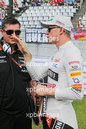 Nico Hulkenberg (GER) Sahara Force India F1 with Bradley Joyce (GBR) Sahara Force India F1 Race Engineer on the grid. 27.09.2015. Formula 1 World Championship, Rd 14, Japanese Grand Prix, Suzuka, Japan, Race Day.