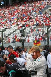 Lewis Hamilton (GBR) Mercedes AMG F1 on the grid. 27.09.2015. Formula 1 World Championship, Rd 14, Japanese Grand Prix, Suzuka, Japan, Race Day.